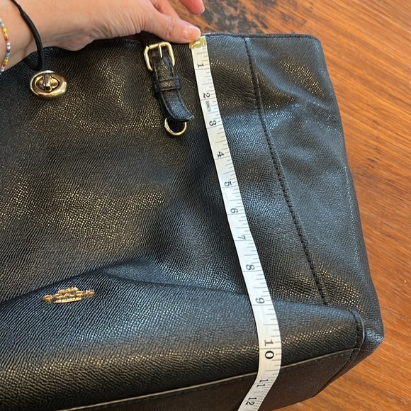 Coach vintage large leather purse with clasp. Comes with dust bag. - Picture 10 of 13